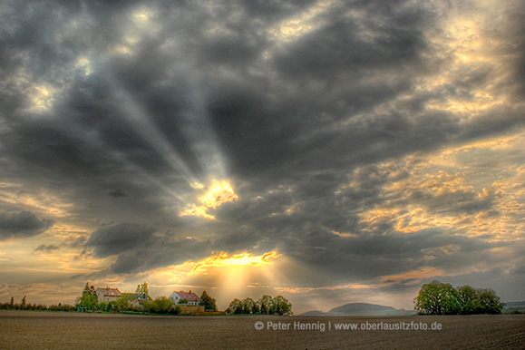 Foto von Peter Hennig PIXELWERKSTATT Die Sonne bricht durch die Wolken über den Kaiserfeldern bei Zittau